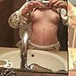 Geile Amateurin fotografiert sich selbst nackt im Badezimmer